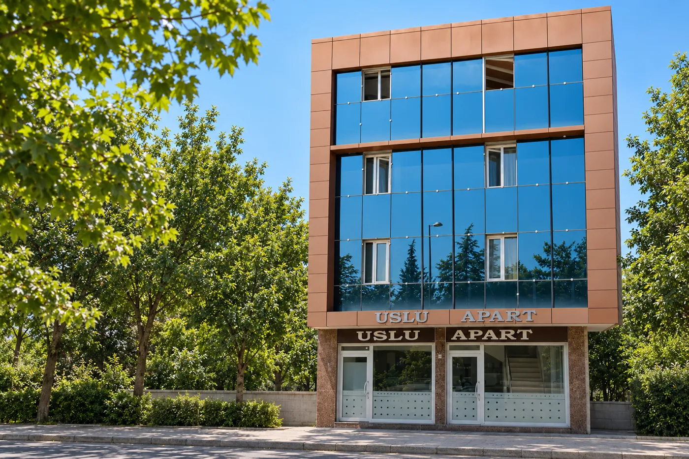 Uslu Apart Otel dış cephe, yeşilliklerle düzenlenmiş giriş görseli